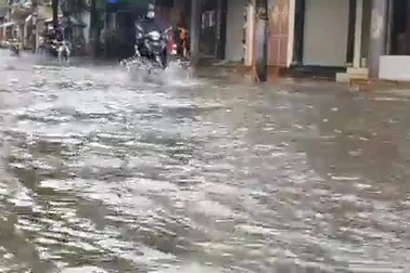 Đường Đình Đông, Hải Phòng ngập sâu do hoàn lưu bão số 3 gây mưa lớn liên tục