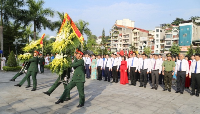 Nhân dịp kỷ niệm 60 năm Ngày thành lập tỉnh Quảng Ninh (30/10/1963 - 30/10/2023), lãnh đạo tỉnh Quảng Ninh tới dâng hoa và dâng hương tưởng niệm tại tượng đài Anh hùng lực lượng vũ trang nhân dân, liệt sỹ Vũ Văn Hiếu, Bí thư Đặc khu ủy đầu tiên Khu mỏ Quảng Ninh. Ảnh: Nguyễn Thanh