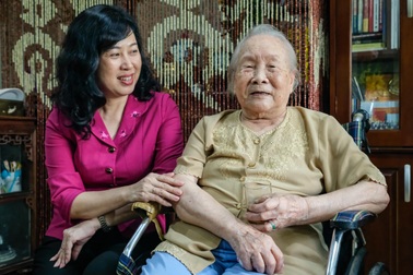 Quyền Bộ trưởng Y tế Đào Hồng Lan thăm gia đình liệt sĩ Đặng Thùy Trâm