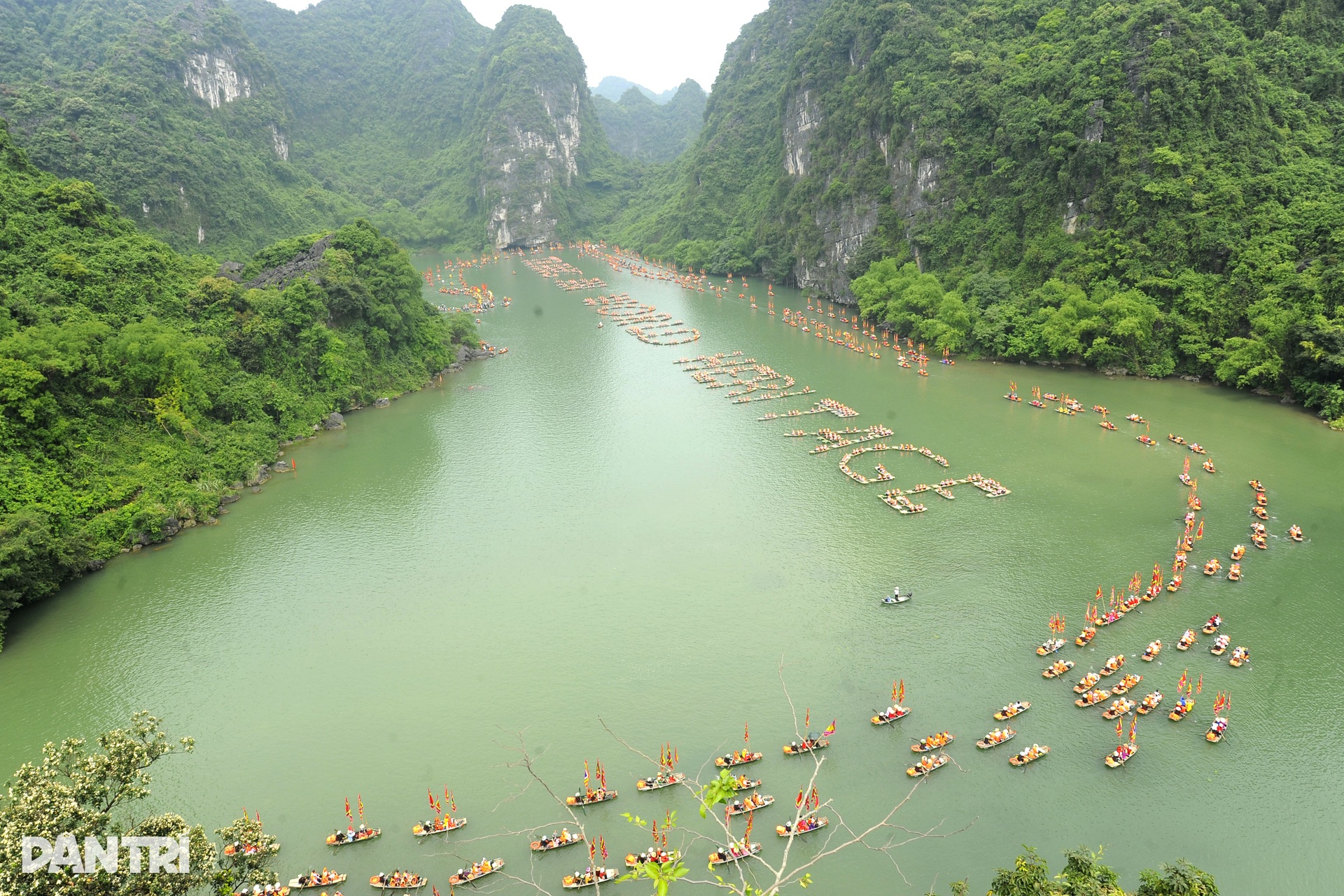 Hàng vạn người đổ về di sản thế giới dự lễ hội Tràng An - 1 Hàng vạn người đổ về di sản thế giới dự lễ hội Tràng An - 1