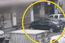 Ô tô lao vào ngân hàng khiến nhiều người bỏ chạy và lý do phía sau