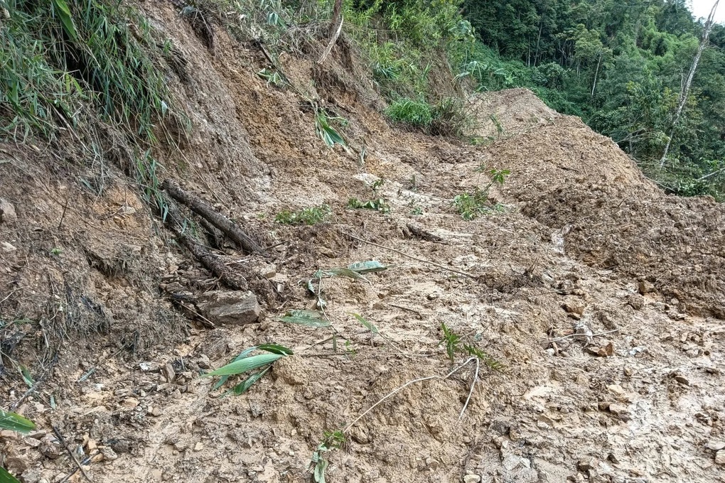 Chưa gượng dậy sau lũ lịch sử, xã biên giới ở Nghệ An lại bị chia cắt - 1 Chưa gượng dậy sau lũ lịch sử, xã biên giới ở Nghệ An lại bị chia cắt - 1