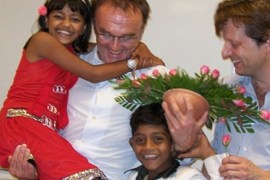 Đạo diễn “Triệu phú ổ chuột” gặp hai sao nhí mất nhà