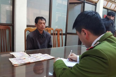 Bắt quả tang đối tượng vận chuyển 100 triệu đồng tiền giả