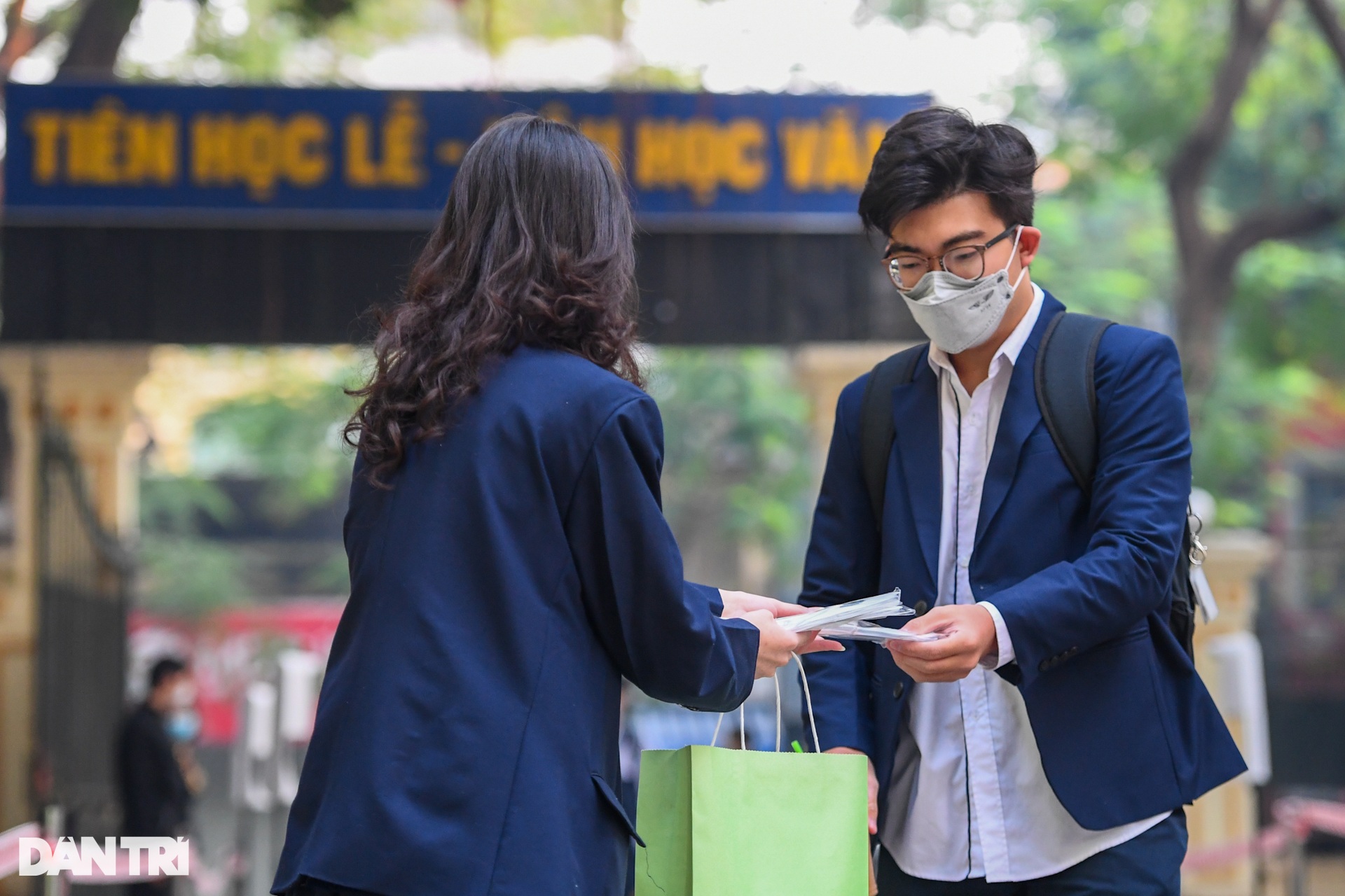 Học sinh lớp 12 ở Hà Nội bồi hồi, lo lắng trong ngày đầu trở lại trường - 5 Học sinh lớp 12 ở Hà Nội bồi hồi, lo lắng trong ngày đầu trở lại trường - 5