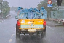 Xúc động cảnh "chiến sĩ áo xanh" ngồi sau thùng xe bán tải trong cơn mưa