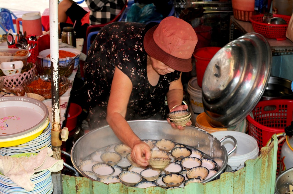 Cụ bà bán bánh bèo chén dành dụm tiền hưởng tuổi xế chiều - 2 Cụ bà bán bánh bèo chén dành dụm tiền hưởng tuổi xế chiều - 2