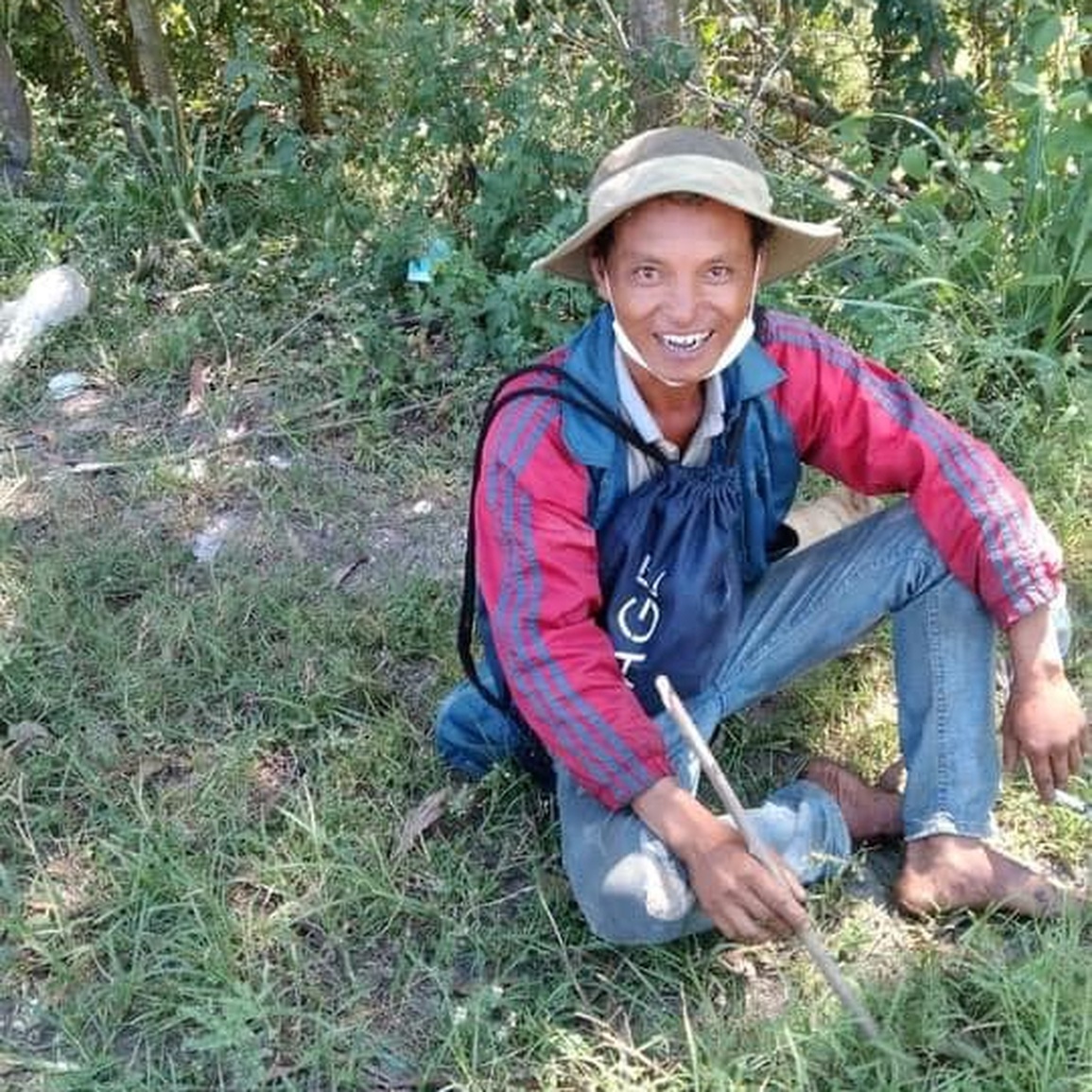 Bị trộm hết tiền, người đàn ông quyết định đi bộ 1.200 km về quê - 1 Bị trộm hết tiền, người đàn ông quyết định đi bộ 1.200 km về quê - 1