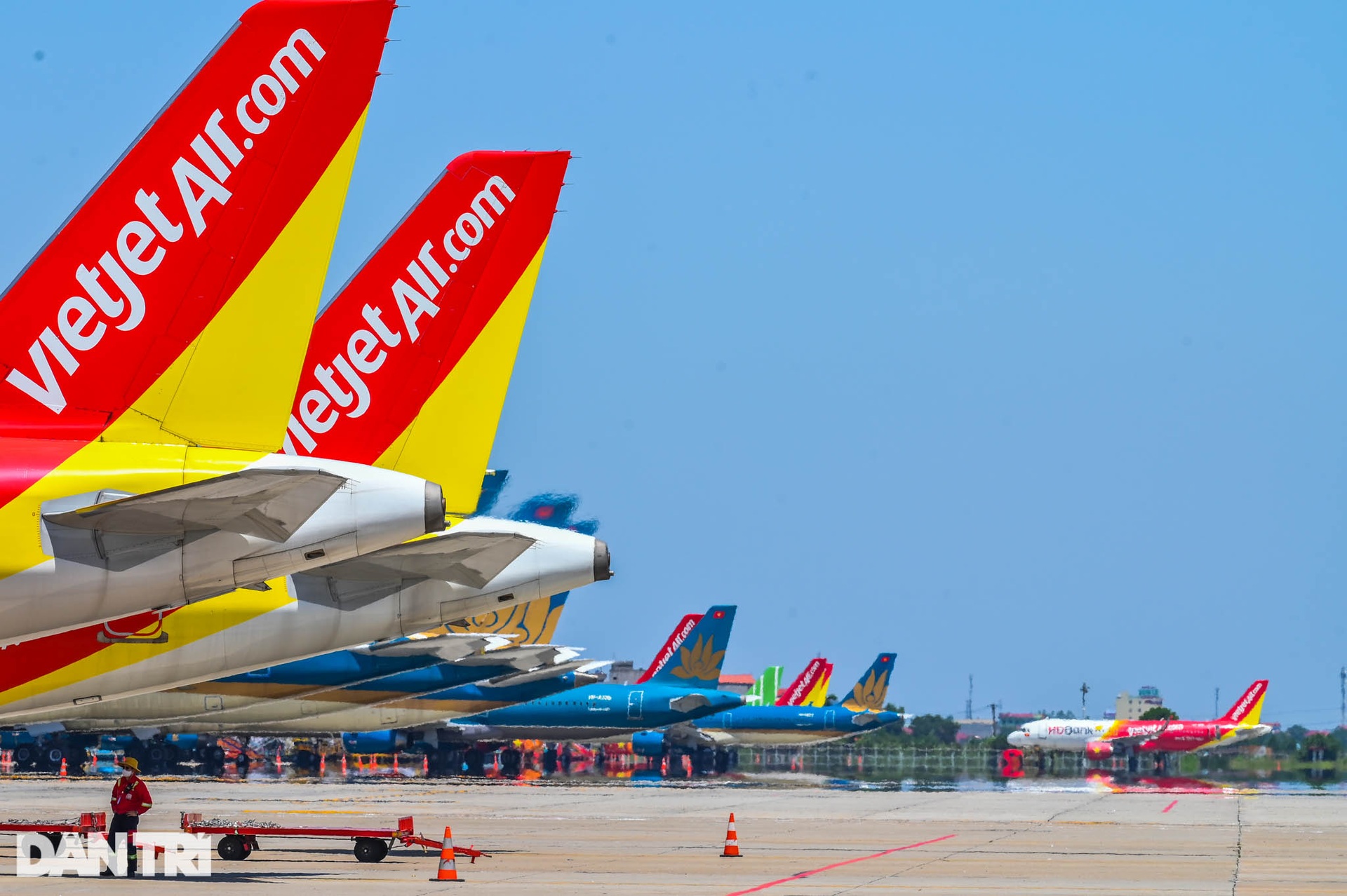 Ám ảnh hàng trăm tàu bay đắp chiếu nằm la liệt tại Nội Bài, Tân Sơn Nhất - 4 Ám ảnh hàng trăm tàu bay đắp chiếu nằm la liệt tại Nội Bài, Tân Sơn Nhất - 4