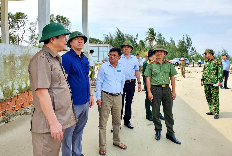 Người dân Quảng Nam hối hả chằng chống nhà “đón” bão - 14 Người dân Quảng Nam hối hả chằng chống nhà “đón” bão - 14