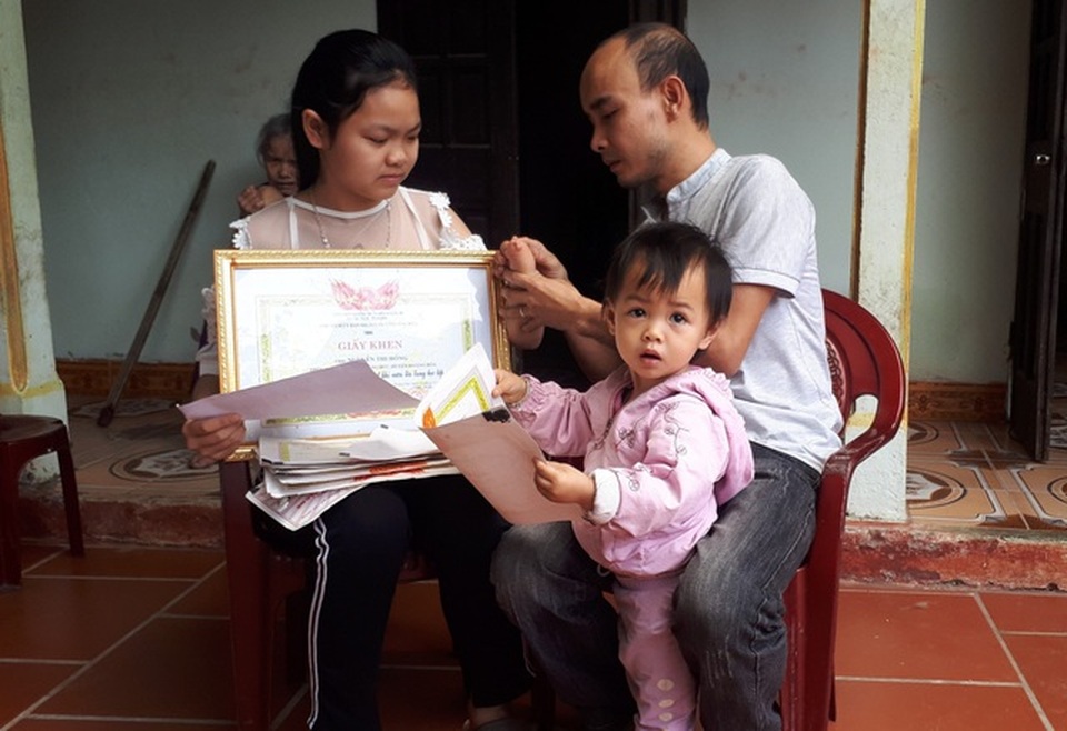 Cô gái thiếu một bàn tay được bạn đọc giúp đỡ hơn 42 triệu đồng - 3 Cô gái thiếu một bàn tay được bạn đọc giúp đỡ hơn 42 triệu đồng - 3