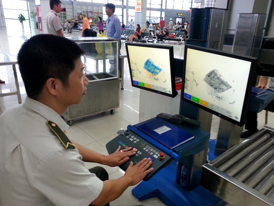 Khách nữ nghi mang súng bút lắp sẵn đạn nổ lên máy bay - 1 Khách nữ nghi mang súng bút lắp sẵn đạn nổ lên máy bay - 1