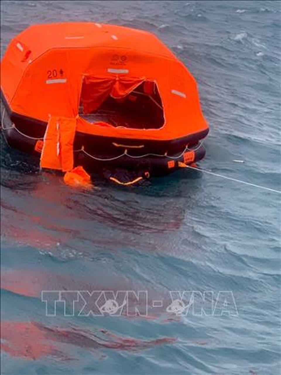 Cứu sống 10 người trên tàu Panama bị chìm gần đảo Phú Quý - 1 Cứu sống 10 người trên tàu Panama bị chìm gần đảo Phú Quý - 1
