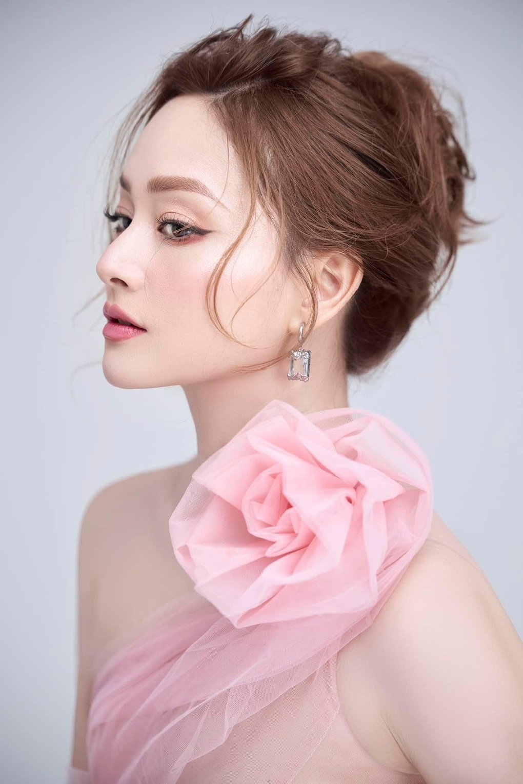 Lan Phương sang chảnh, quyến rũ khác xa trên phim - 11 Lan Phương sang chảnh, quyến rũ khác xa trên phim - 11