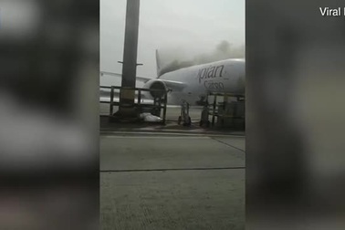 Máy bay bốc cháy ngùn ngụt tại sân bay Trung Quốc