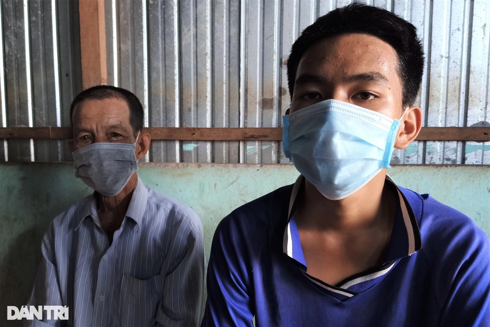 Bé gái mắc bệnh hiểm nghèo, mồ côi mẹ, cha câm điếc, ước mơ được đi học - 2 Bé gái mắc bệnh hiểm nghèo, mồ côi mẹ, cha câm điếc, ước mơ được đi học - 2