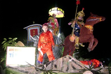 Hàng ngàn người tham dự lễ hội Bà Chợ Được