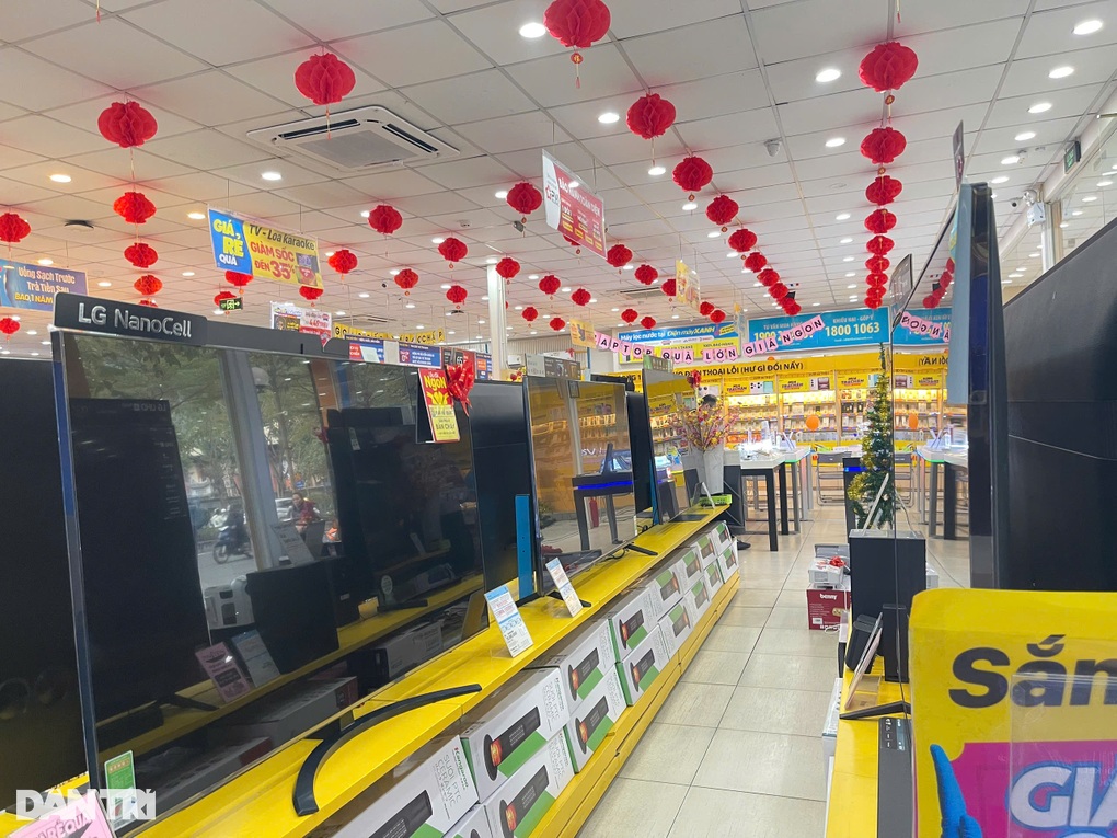 Thị trường điện máy cận Tết: Nhiều mặt hàng giảm giá cả chục triệu đồng - 1 Thị trường điện máy cận Tết: Nhiều mặt hàng giảm giá cả chục triệu đồng - 1