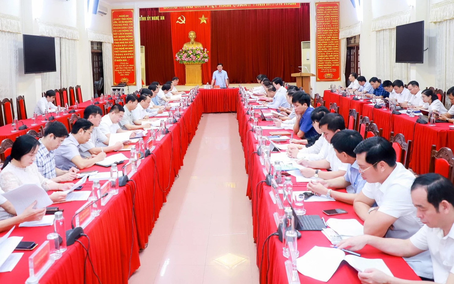 Ban chỉ đạo sáp nhập đơn vị hành chính tỉnh Nghệ An làm việc với lãnh đạo các địa phương, ngày 15/4 (Ảnh: Bình An).