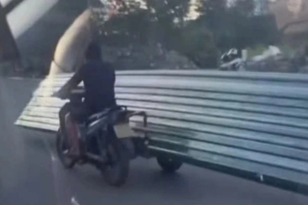 Xử lý người vận chuyển, chở theo tấm tôn phóng nhanh trên đường Hà Nội - 2 Xử lý người vận chuyển, chở theo tấm tôn phóng nhanh trên đường Hà Nội - 2