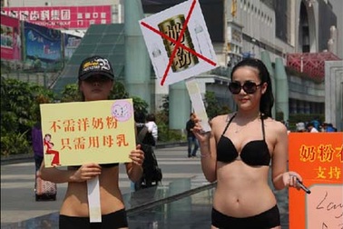 Người đẹp bikini xuống phố cổ vũ... nuôi con bằng sữa mẹ