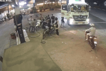 Nhóm người đi xe tải, cầm hung khí tấn công nhân viên cây xăng ở Bình Dương