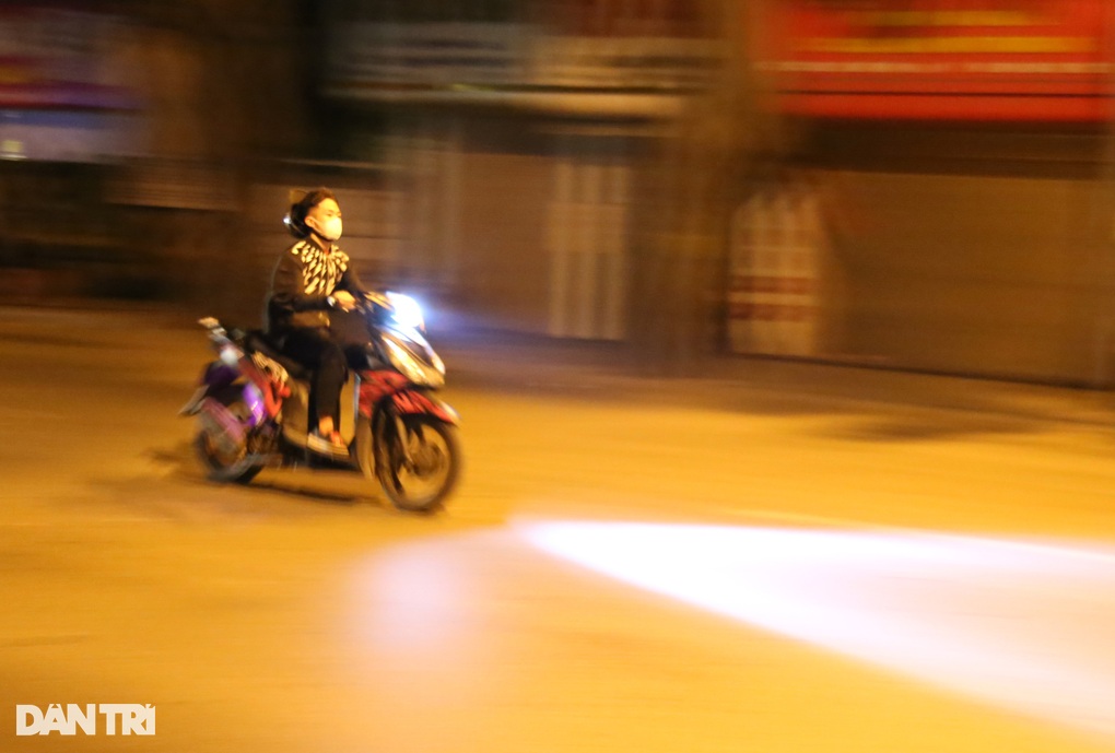 Quái xế vị thành niên phóng xe ngược chiều đường, lao qua chốt 141 - 3 Quái xế vị thành niên phóng xe ngược chiều đường, lao qua chốt 141 - 3