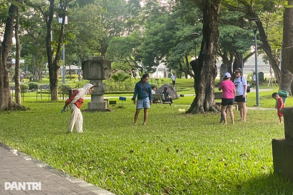 Vụ rơi nhẫn kim cương ở Huế: Kết thúc tìm kiếm, vẫn mong có người nhặt được - 2 Vụ rơi nhẫn kim cương ở Huế: Kết thúc tìm kiếm, vẫn mong có người nhặt được - 2