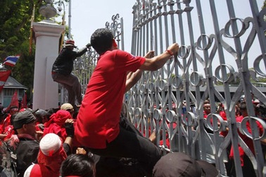 Người biểu tình “áo đỏ” Thái Lan xông vào tòa nhà quốc hội