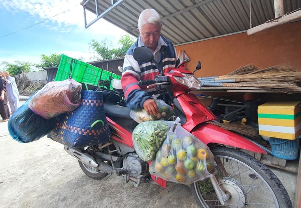 Người đàn ông ở Cần Thơ 15 năm làm shipper miễn phí cho các nhà chùa - 1