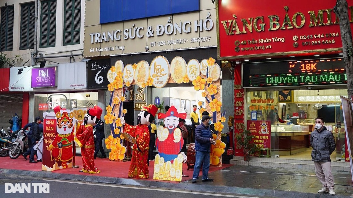 Cảnh tượng lạ ngày vía Thần tài: Đông lúc đầu, sau vắng như chùa bà đanh - 10 Cảnh tượng lạ ngày vía Thần tài: Đông lúc đầu, sau vắng như chùa bà đanh - 10