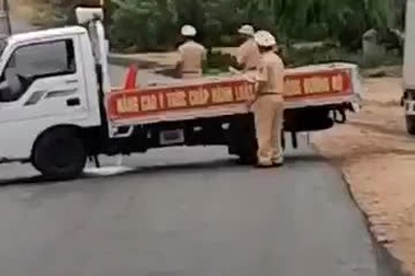 Đoạn video CSGT bị húc văng