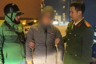 Công an kịp thời ngăn người đàn ông định nhảy cầu ở Hải Phòng