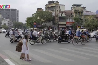 Minh Hiền hát ca khúc về mẹ khiến các giám khảo xúc động.