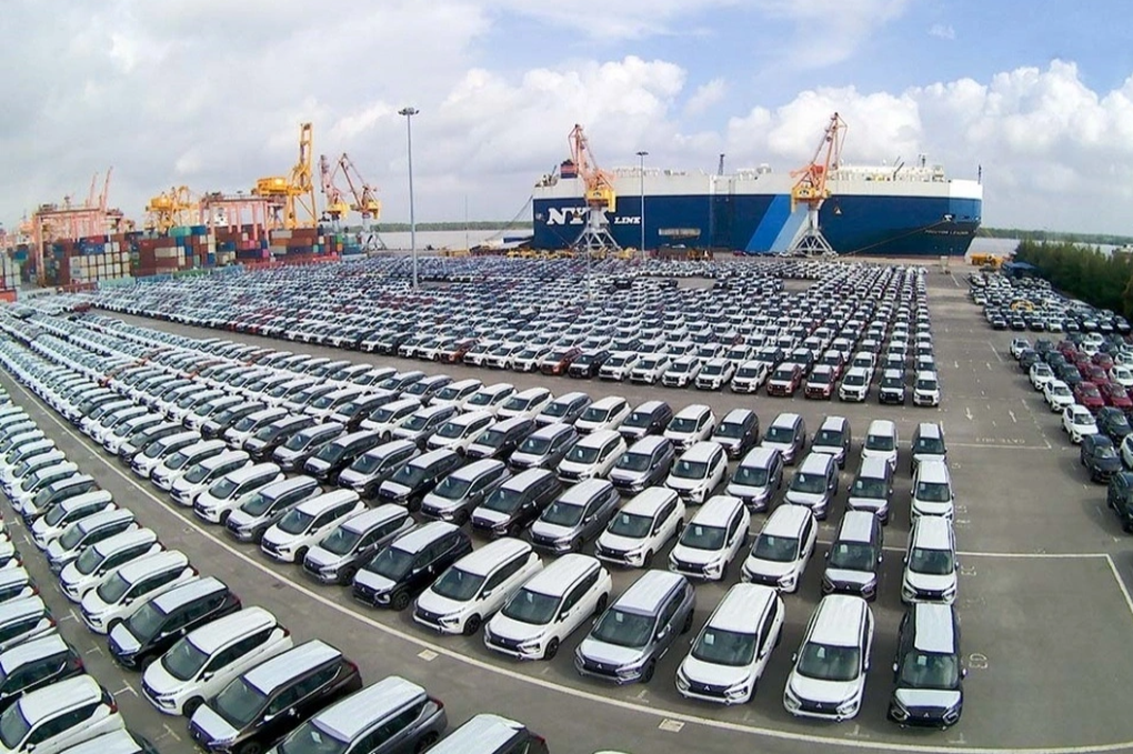 Ô tô nhập khẩu ồ ạt cập cảng Việt, chủ yếu vẫn là xe phổ thông - 1 Ô tô nhập khẩu ồ ạt cập cảng Việt, chủ yếu vẫn là xe phổ thông - 1