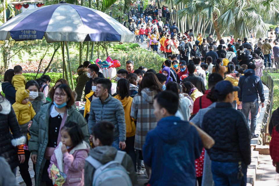 Biển người chen chân chật kín trong công viên Thủ Lệ dịp nghỉ Tết - 1 Biển người chen chân chật kín trong công viên Thủ Lệ dịp nghỉ Tết - 1