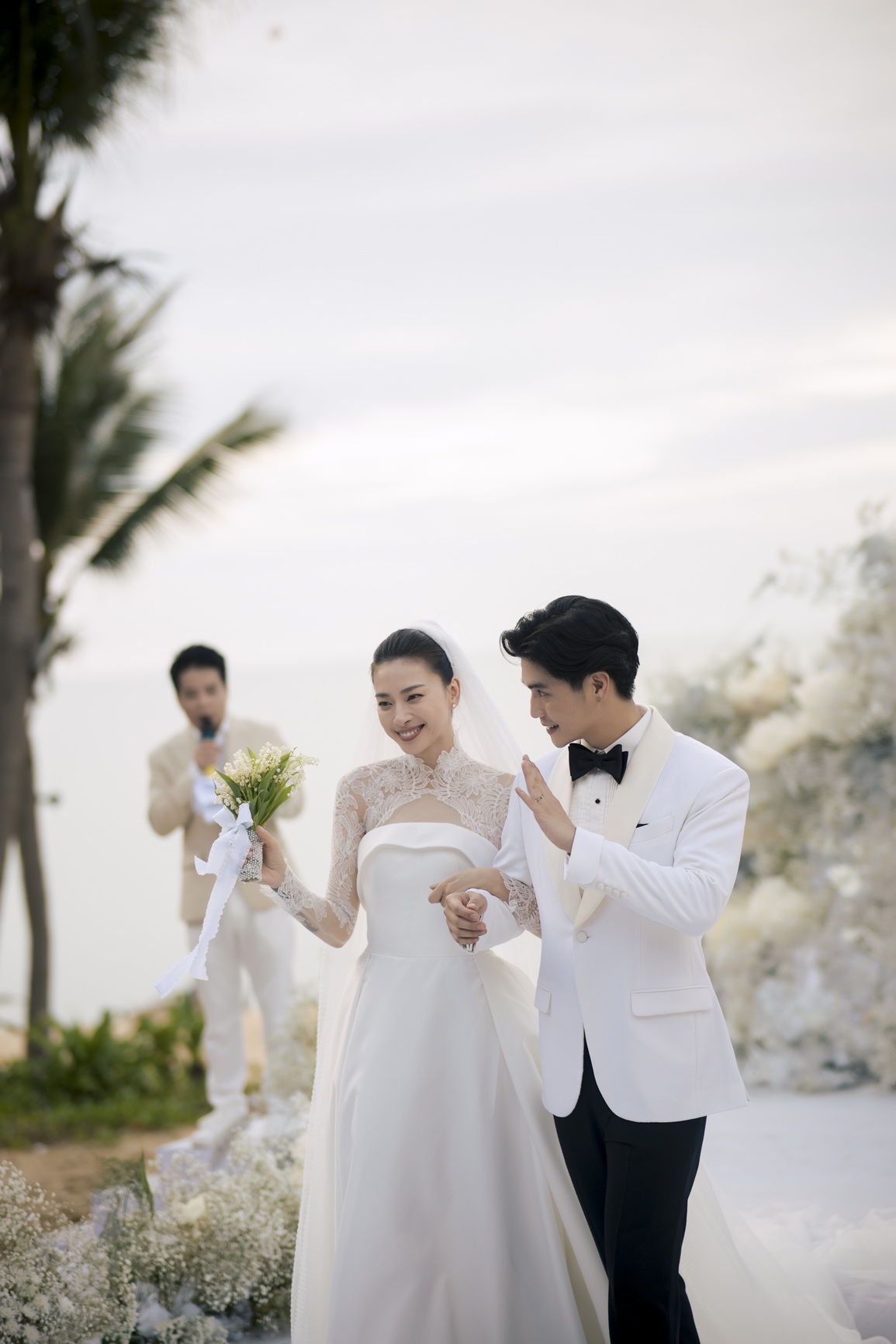 Ngô Thanh Vân bật khóc, tình tứ hôn chú rể trong lễ cưới xa hoa - 11 Ngô Thanh Vân bật khóc, tình tứ hôn chú rể trong lễ cưới xa hoa - 11