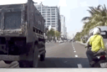 Bạn sẽ làm gì khi bị xe tải tạt đầu?