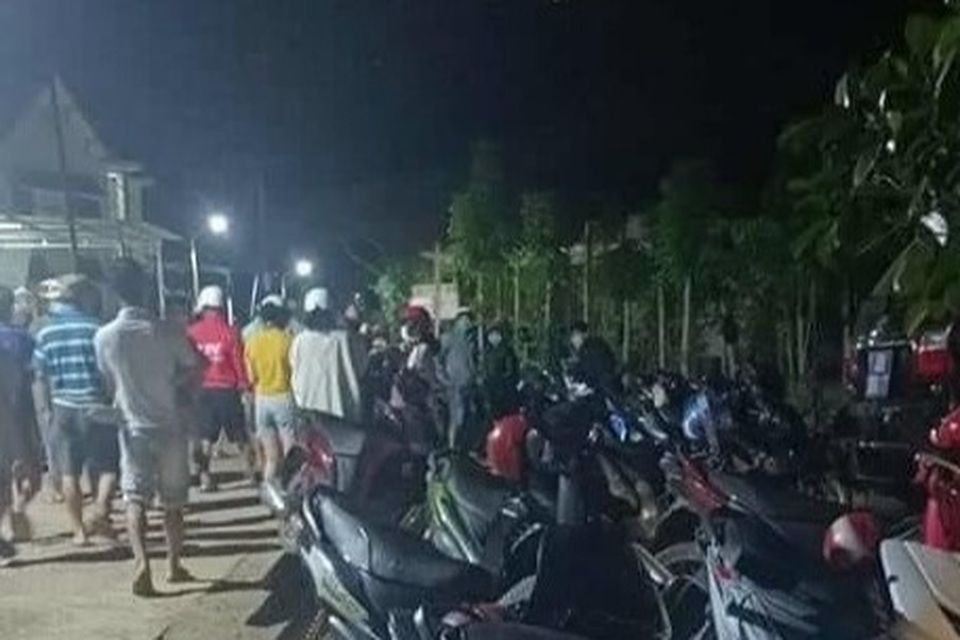 Trắng đêm tìm nữ sinh lớp 11 nghi nhảy cầu tự tử - 1 Trắng đêm tìm nữ sinh lớp 11 nghi nhảy cầu tự tử - 1