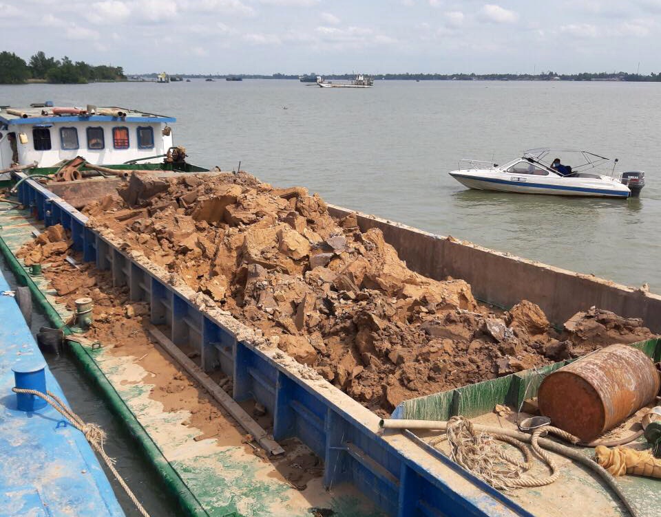 Phát hiện 7 sà lan trộm đất sét trên sông - 1 Phát hiện 7 sà lan trộm đất sét trên sông - 1