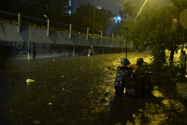 Ảnh hưởng của vùng áp thấp, Nam Bộ và Trung Bộ mưa lớn