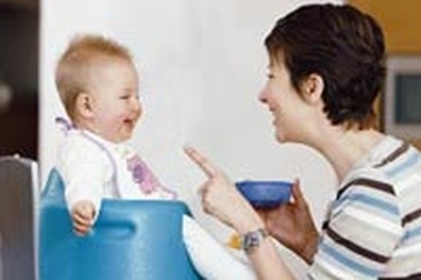 Trẻ chậm nói vì người thân kiệm lời