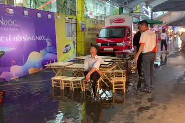Không gian ẩm thực tại Lễ hội Sông nước bị ngập sau cơn mưa lớn