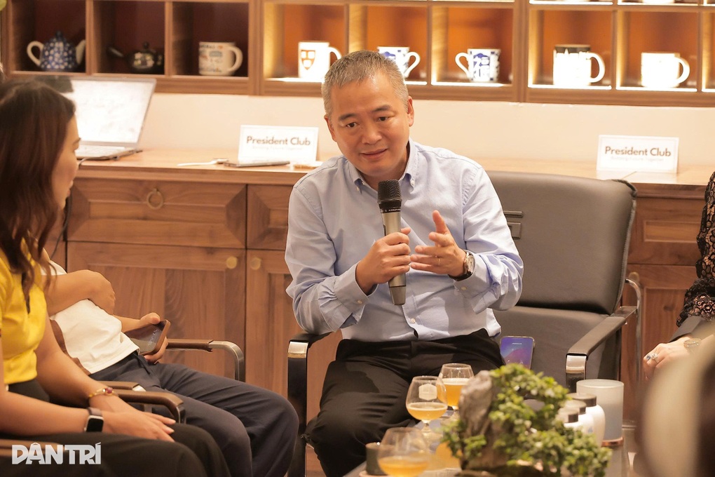 PGS Nguyễn Lân Hiếu: Máy sốc tim công cộng tốn kém, nhưng mạng người vô giá - 1 PGS Nguyễn Lân Hiếu: Máy sốc tim công cộng tốn kém, nhưng mạng người vô giá - 1