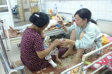 Xem bố nướng cá, con bỏng nặng