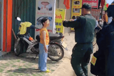 Cảm xúc bất ngờ của bé gái Điện Biên nhận chiếc còi chỉ huy từ sĩ quan CSCĐ