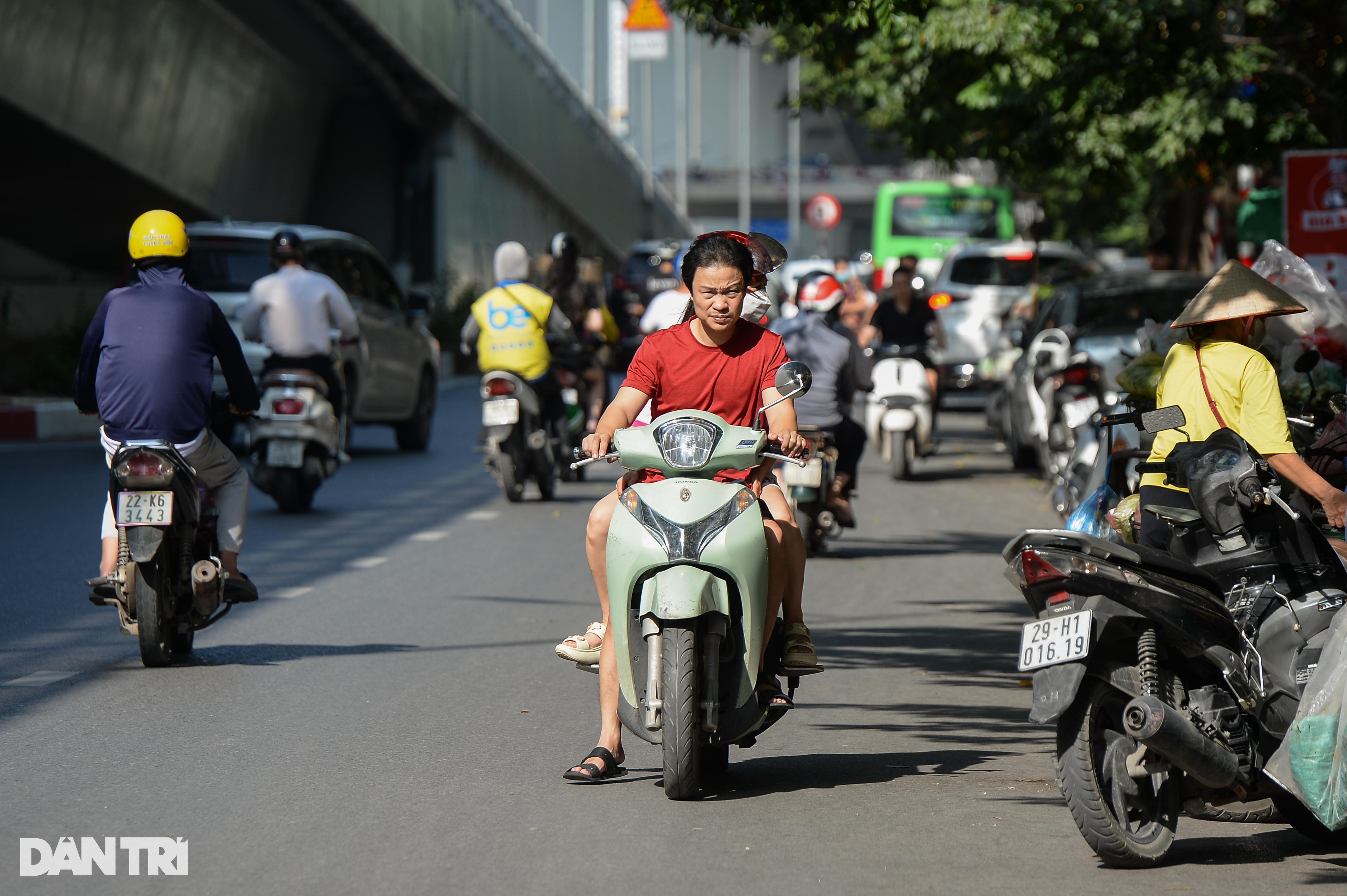 View - Xe máy nối đuôi nhau, rồng rắn đi ngược chiều ở Hà Nội | Báo Dân trí