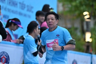 Chiến thắng ung thư phổi, "chú bảo vệ" chạy vì bệnh nhân ung thư