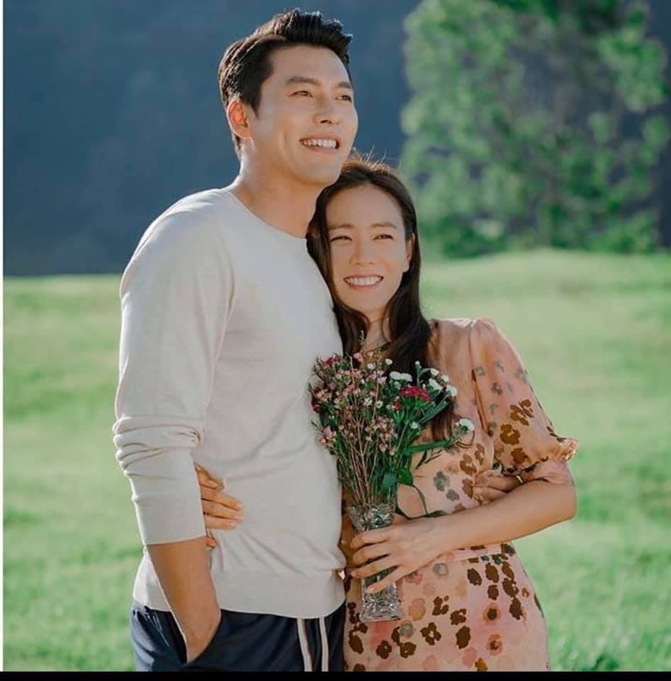 Hyun Bin ôm Son Ye Jin tại tiệc ăn mừng “Hạ cánh nơi anh” kết thúc - 10 Hyun Bin ôm Son Ye Jin tại tiệc ăn mừng “Hạ cánh nơi anh” kết thúc - 10