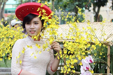 Thiếu nữ Sài Gòn tha thướt áo dài dạo Hội hoa